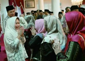 Bupati Purbalingga Dyah Hayuning Pratiwi (Tiwi)  saat acara Walimatussafar Haji di Rumah Dinas Bupati Purbalingga, Minggu 18 Juli 2023 Bupati Purbalingga Dyah Hayuning Pratiwi (Tiwi)  saat acara Walimatussafar Haji di Rumah Dinas Bupati Purbalingga, Minggu 18 Juli 2023