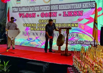 Tri Gunawan Setyadi mewakili Bupati Dyah Hayuning Pratiwi saat membuka Pekan Olahraga dan Seni Peserta Didik Berkebutuhan Khusus Group E Cabang Dinas Pendidikan Wilayah IX dan X, di SLB Negeri Purbalingga, Selasa 13 Juni 2023.