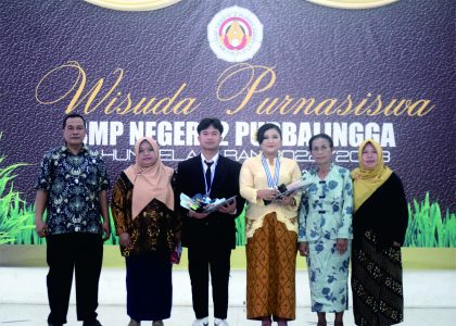 Wakil Kepala SMK Muhammadiyah 1 Purbalingga, Catur Pujiantoro usai memberikan penghargaan untuk predikat siswa berkepribadian bagus, di acara pelepasan siswa Klas IX SMP Negeri 2 Purbalingga, di gedung pertemuan PGRI Kabupaten Purbalingga, Rabu 14 Juni 2023