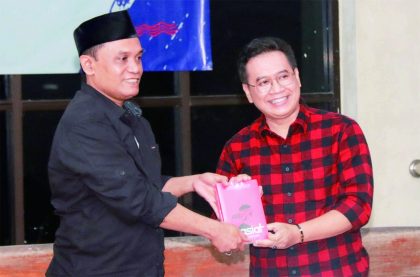 Ketua DPRD Purbalingga, HR. Bambang Irawan bersama penulis buku "Wasiat Ki Arsantaka" Agus Sukoco saat acara bedah buku di aula pertemuan Perpustakaan Umum Kabupaten Purbalingga, Sabtu 22 Juli 2023.
