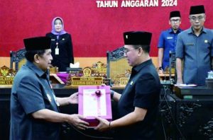 Plh Bupati Purbalingga menyerahkan Rancangan Kebijakan Umum APBD serta Prioritas dan Plafon Anggaran Sementara (KUA-PPAS) tahun anggaran 2024 kepada Ketua DPRD Kabupaten Purbalingga, HR Bambang Irawan, Selasa 18 Juli 2023. . Plh Bupati Purbalingga menyerahkan Rancangan Kebijakan Umum APBD serta Prioritas dan Plafon Anggaran Sementara (KUA-PPAS) tahun anggaran 2024 kepada Ketua DPRD Kabupaten Purbalingga, HR Bambang Irawan, Selasa 18 Juli 2023. .