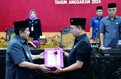 Plh Bupati Purbalingga menyerahkan Rancangan Kebijakan Umum APBD serta Prioritas dan Plafon Anggaran Sementara (KUA-PPAS) tahun anggaran 2024 kepada Ketua DPRD Kabupaten Purbalingga, HR Bambang Irawan, Selasa 18 Juli 2023. .