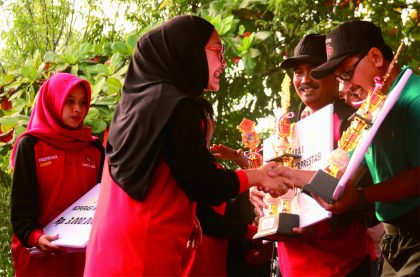 Bupati Purbalingga Dyah Hayuning Pratiwi memberikan penghargaan untuk Koperasi Pegawai Republik Indonesia (KPRI) Sekar Kecamatan Mrebet saat Pesta Rakyat dan Sembako Murah dalam rangka peringatan Hari Koperasi Indonesia ke-76 di Kabupaten Purbalingga di Halaman Parkir GOR Goentoer Darjono, Minggu 23 Juli 2023.