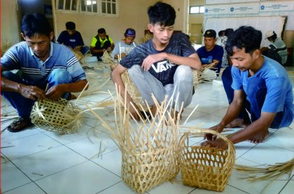 Dinas Perindustrian dan Perdagangan (Dinperindag) Kabupaten Purbalingga menyelenggarakan pelatihan untuk masyarakat Desa Klapasawit, Kecamatan Kalimanah, Kabupaten Purbalingga yang bakal menjadi sentra kerajinan anyaman bambu.