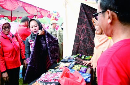 Bupati Purbalingga Dyah Hayuning Pratiwi mendorong produk batik menjadi unggulan dari Kecamatan Bobotsari. Foto: Prokompim Setda Purbalingga