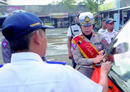 Kasat Lantas Polres Purbalingga AKP Mia Novrila Savitry sosialisasi terpadu Operasi Patuh Candi 2023 bersama personel Polri, TNI, Dishub dan Satpol-PP di Terminal Bus Purbalingga dan Simpang Empat Patung Jenderal Soedirman, Senin 10 Juli 2023.