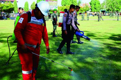 Penyemprotan eco enzyme bertujuan untuk merawat rumput di Alun-alun Purbalingga, Jumat  21 Juli 2023.