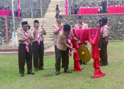 Ketua Kwartir Cabang (Ka Kwarcab) Gerakan Pramuka Kabupaten Purbalingga, Tri Gunawan Setyadi membuka Jambore Cabang (Jamcab) Sekolah Dasar (SD) dan Madrasah Ibtidaiyah (MI) tahun 2023, di Bumi Perkemahan Munjulluhur Kutasari.