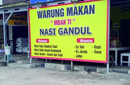 Warung nasi gandul yang merupakan hidangan khas dari Pati, Jawa Tengah