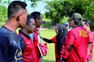 Bupati Purbalingga Dyah Hayuning Pratiwi (Tiwi) usai membuka Liga Internal Askap PSSI Purbalingga di lapangan Desa Kajongan Bojongsari, Sabtu sore 22 Juli 2023. Bupati Purbalingga Dyah Hayuning Pratiwi (Tiwi) usai membuka Liga Internal Askap PSSI Purbalingga di lapangan Desa Kajongan Bojongsari, Sabtu sore 22 Juli 2023.