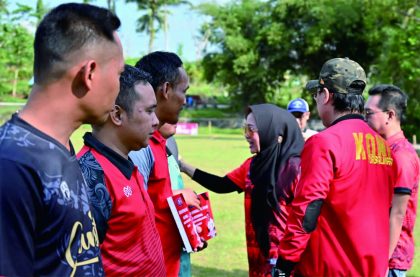 Bupati Purbalingga Dyah Hayuning Pratiwi (Tiwi) usai membuka Liga Internal Askap PSSI Purbalingga di lapangan Desa Kajongan Bojongsari, Sabtu sore 22 Juli 2023.