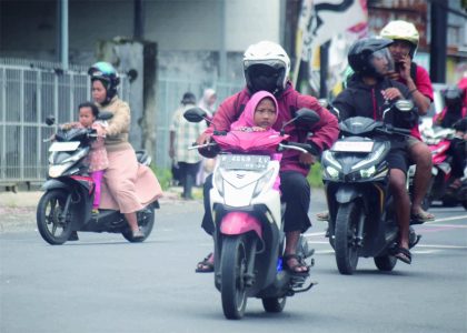 Menjadi target Operasi Patuh Candi 2023, pembonceng tidak memggunakan helm SNI melintas di wilayah hukum Polres Purbalingga