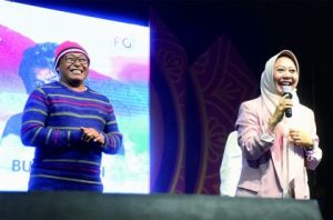 Bupati Purbalingga Dyah Hayuning Pratiwi (Tiwi) bersama Kepala Desa Serang Sugito saat pembukaan Akustik Kabut Lembut FGS #6 bersama Budi Doremi, di komplek objek wisata D'Las Serang, Kecamatan Karangreja, Sabtu 29 Juli 2023 malam. Foto: Prokompim Setda Purbalingga Bupati Purbalingga Dyah Hayuning Pratiwi (Tiwi) bersama Kepala Desa Serang Sugito saat pembukaan Akustik Kabut Lembut FGS #6 bersama Budi Doremi, di komplek objek wisata D'Las Serang, Kecamatan Karangreja, Sabtu 29 Juli 2023 malam. Foto: Prokompim Setda Purbalingga