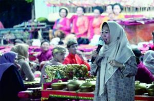 Bupati Purbalingga Dyah Hayuning Pratiwi (Tiwi) memberikan sambutan sebelum Pagelaran Wayang Kulit dalam rangka Grebeg Desa Panunggalan 2023 di Balai Desa Panunggal, Kecamatan  Pengadegan, Sabtu malam 22 Juli 2023. Foto: Prokompim Setda Purbalingga Bupati Purbalingga Dyah Hayuning Pratiwi (Tiwi) memberikan sambutan sebelum Pagelaran Wayang Kulit dalam rangka Grebeg Desa Panunggalan 2023 di Balai Desa Panunggal, Kecamatan  Pengadegan, Sabtu malam 22 Juli 2023. Foto: Prokompim Setda Purbalingga
