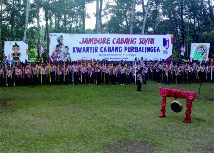 Kwartir Cabang (Kwarcab) Gerakan Pramuka Kabupaten Purbalingga, menyelanggarakan Jambore Cabang (Jamcab) Sekolah Dasar (SD) dan Madrasah Ibtidaiyah (MI) tahun 2023, sejak Senin 3 Juli 2023 hingga Kamis 6 Juli 2023 di Bumi Perkemahan Munjulluhur Kutasari.