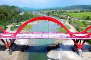 Jembatan Merah menjadi penghubung wilayah Kecamatan Pengadegan dengan Kecamatan Karangmoncol. Foto: kecamatanpengadegan.purbalinggakab.go.id Jembatan Merah menjadi penghubung wilayah Kecamatan Pengadegan dengan Kecamatan Karangmoncol. Foto: kecamatanpengadegan.purbalinggakab.go.id