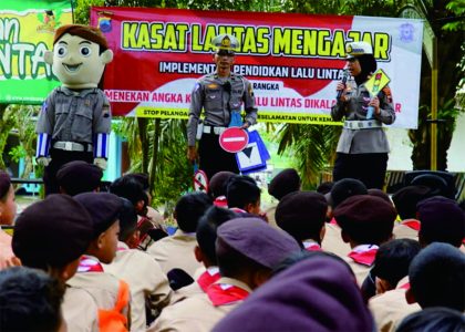 Satuan Lalu Lintas (Satlantas) Polres Purbalingga menyelenggarakan Program Kasat Lantas Mengajar, di Taman Lalu Lintas Sanggaluri Park, Senin 4 Juli 2023.