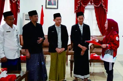 Bupati Tiwi saat melepas dua santri Pondok Pesantren (Ponpes) Minhajut Tholabah mengikuti International Youth Robot Competition di Pringgitan Pendopo Dipokusumo, Jumat 28 Juli 2023.