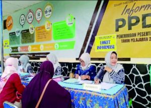 Pelaksanaan Penerimaan Peserta Didik Baru (PPDB) tahun 2023 jenjang SMP Negeri di SMP Negeri 2 Purbalingga, Rabu 5 Juli 2023 Pelaksanaan Penerimaan Peserta Didik Baru (PPDB) tahun 2023 jenjang SMP Negeri di SMP Negeri 2 Purbalingga, Rabu 5 Juli 2023