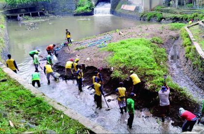 Dinas Lingkungan Hidup (DLH) Kabupaten Purbalingga membersihkan sedimen tanah di kedung Sungai Gringsing, Jumat 14 Juli 2023