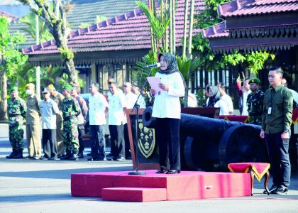 Sekretaris Daerah (Sekda) Kabupaten Purbalingga Herni Sulasti saat dalam Upacara Pembukaan TMMD Sengkuyung Tahap II tahun 2023, di Halaman Pendopo Dipokusumo, Rabu 12 Juli 2023