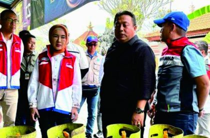 Direktur Utama Pertamina Nicke Widyawati bersama Anggota Komisi VI DPR RI I Nyoman Parta turun langsung meninjau sejumlah pangkalan dan agen LPG 3 Kg di Bali, Minggu 30 Juli 2023.