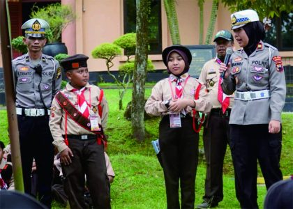 Kasat Lantas Polres Purbalingga, AKP Mia Novrilia Safitri, dalam program “Kasat Lantas Mengajar”, Jambore Cabang SD/MI Gerakan Pramuka Kwarcab Purbalingga, di Taman Lalu Lintas Sanggaluri Park, Senin 4 Juli 2023.