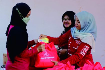 Pemkab Purbalingga membagikan 700 paket sembako untuk warga kurang mampu dalam rangka memperingati Hari Ulang Tahun (HUT) ke-78 Republik Indonesia (RI), di Alun-alun Purbalingga, Sabtu 19 Agustus 2023.