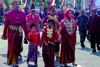 Bupati Dyah Hayuning Pratiwi (Tiwi) bersama suami mengenakan Pakaian Adat Suku Bugis Sulawesi Selatan saat Pawai Budaya dan Muatan Lokal dalam rangka semarak HUT ke 78 Republik Indonesia tahun 2023, di alun-alun kidul, Sabtu 19 Agustus 2023. Foto: Bagian Prokompim Setda Purbalingga.