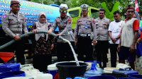 Kasat Lantas Polres Purbalingga, AKP Mia Novrila Safitry saat menyalurkan bantuan air bersih di Desa Maribaya, Kecamatan Karanganyar, Kabupaten Purbalingga, Jumat 25 Agustus 2023. Foto: Humas Polres Purbalingga Kasat Lantas Polres Purbalingga, AKP Mia Novrila Safitry saat menyalurkan bantuan air bersih di Desa Maribaya, Kecamatan Karanganyar, Kabupaten Purbalingga, Jumat 25 Agustus 2023. Foto: Humas Polres Purbalingga