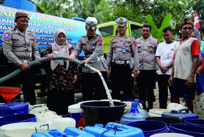 Kasat Lantas Polres Purbalingga, AKP Mia Novrila Safitry saat menyalurkan bantuan air bersih di Desa Maribaya, Kecamatan Karanganyar, Kabupaten Purbalingga, Jumat 25 Agustus 2023. Foto: Humas Polres Purbalingga