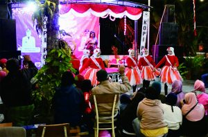 Bupati Purbalingga Dyah Hayuning Pratiwi (Tiwi) saat Lomba Dendang dan Bergoyang Antar Pedagang Pasar Tahun 2023, di kompleks Purbalingga Food Centre (PFC) sisi barat,  Jum'at 11 Agustus 2023. Bupati Purbalingga Dyah Hayuning Pratiwi (Tiwi) saat Lomba Dendang dan Bergoyang Antar Pedagang Pasar Tahun 2023, di kompleks Purbalingga Food Centre (PFC) sisi barat,  Jum'at 11 Agustus 2023.