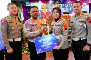 Dirlantas Polda Jateng Kombes Pol Agus Suryo Nugroho menyerahkan penghargaan kepada Kasat Lantas Polres Purbalingga AKP Mia Novrila Savitry saat Anev Kinerja Semester I Tahun 2023, di Semarang Dirlantas Polda Jateng Kombes Pol Agus Suryo Nugroho menyerahkan penghargaan kepada Kasat Lantas Polres Purbalingga AKP Mia Novrila Savitry saat Anev Kinerja Semester I Tahun 2023, di Semarang