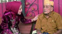 Bupati Purbalingga Dyah Hayuning Pratiwi (Tiwi) mengunjungi Veteran Pejuang Perintis Kemerdekaan, Kasimin (95), di RT 01 RW 11, Desa Toyareka, Kecamatan Kemangkon, Kamis 17 Agustus 2023. Bupati Purbalingga Dyah Hayuning Pratiwi (Tiwi) mengunjungi Veteran Pejuang Perintis Kemerdekaan, Kasimin (95), di RT 01 RW 11, Desa Toyareka, Kecamatan Kemangkon, Kamis 17 Agustus 2023.