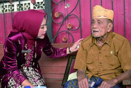 Bupati Purbalingga Dyah Hayuning Pratiwi (Tiwi) mengunjungi Veteran Pejuang Perintis Kemerdekaan, Kasimin (95), di RT 01 RW 11, Desa Toyareka, Kecamatan Kemangkon, Kamis 17 Agustus 2023.