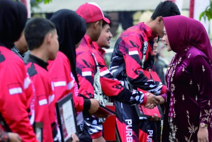 Bupati Purbalingga, Dyah Hayuning Pratiwi (Tiwi) telah memberikan bonus untuk para atlet Kabupaten Purbalingga yang berhasil meraih medali di Pekan Olahraga Provinsi (Porprov) Jawa Tengah Tahun 2023, saat peringatan peringatan Hari Ulang Tahun (HUT) ke 78 RI, di alun-alun Purbalingga, Kamis 17 Agustus 2023. Foto: Bagian Prokompim Setda Purbalingga