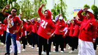 Bupati Purbalingga Dyah Hayuning Pratiwi (Tiwi) dan Ketua DPRD Bambang Irawan ikut bersenam dalam rangka memperingati HUT ke-78 Republik Indonesia bersama sekira 1650 orang kader PKK dari 18 Kecamatan, di Alun-alun Purbalingga, Rabu 23 Agustus 2023. Foto: Prokompin Setda Purbalingga Bupati Purbalingga Dyah Hayuning Pratiwi (Tiwi) dan Ketua DPRD Bambang Irawan ikut bersenam dalam rangka memperingati HUT ke-78 Republik Indonesia bersama sekira 1650 orang kader PKK dari 18 Kecamatan, di Alun-alun Purbalingga, Rabu 23 Agustus 2023. Foto: Prokompin Setda Purbalingga