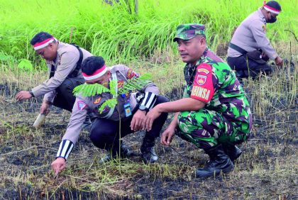 Penanaman 1000 pohon dalam rangka ASEAN Ministerial Meeting On Transnational Crime (AMMTC) ke-17 tahun 2023, Lapangan Kelurahan Kalikabong Kalimanah, Rabu 23 Agustus 2023.