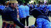 Kepala Balai Penyuluh Pertanian (BPP) Kecamatan Kemangkon Kabupaten Purbalingga, Endang Fajarini saat menerima penghargaan Abdi Bakti Tani dari Kementerian Pertanian (Kementan) RI, langsung dari Menteri Pertanian (Mentan) RI, Syahrul Yasin Limpo usai Upacara HUT ke-78 RI, di Halaman Kantor Kementan DKI Jakarta, Kamis 17 Agustus 2023. Foto: dinpertan.purbalinggakab.go.id Kepala Balai Penyuluh Pertanian (BPP) Kecamatan Kemangkon Kabupaten Purbalingga, Endang Fajarini saat menerima penghargaan Abdi Bakti Tani dari Kementerian Pertanian (Kementan) RI, langsung dari Menteri Pertanian (Mentan) RI, Syahrul Yasin Limpo usai Upacara HUT ke-78 RI, di Halaman Kantor Kementan DKI Jakarta, Kamis 17 Agustus 2023. Foto: dinpertan.purbalinggakab.go.id
