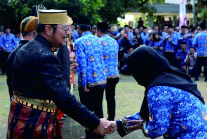 Kepala Balai Penyuluh Pertanian (BPP) Kecamatan Kemangkon Kabupaten Purbalingga, Endang Fajarini saat menerima penghargaan Abdi Bakti Tani dari Kementerian Pertanian (Kementan) RI, langsung dari Menteri Pertanian (Mentan) RI, Syahrul Yasin Limpo usai Upacara HUT ke-78 RI, di Halaman Kantor Kementan DKI Jakarta, Kamis 17 Agustus 2023. Foto: dinpertan.purbalinggakab.go.id