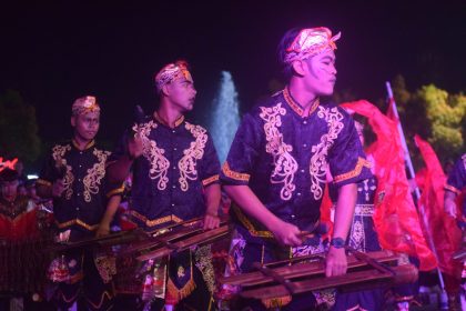 Unjuk aksi peserta festival kentongan dalam rangka peringatan Hari Ulang Tahun (HUT) ke-78 Republik Indonesia tahun 2023 tingkat Kabupaten Purbalingga, alun-alun kidul Purbalingga, Minggu 27 Agustus 2023 malam.