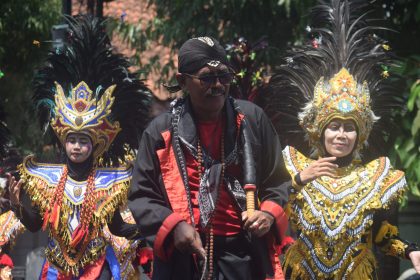 Peserta dari SMP Negeri 2 Purbalingga mengikuti Pawai Budaya dan Muatan Lokal dalam rangka HUT ke 78 Republik Indonesia di Kabupaten Purbalingga, Sabtu 19 Agustus 2023