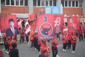 Pengurus beserta kader Partai Demokrasi Indonesia Perjuangan (PDI-P) mengikuti Pawai Budaya dan Muatan Lokal dalam rangka HUT ke-78  Republik Indonesia di Purbalinggga, Sabtu 19 Agustus 2023. Foto: Mahendra Yudhi Krisnha Pengurus beserta kader Partai Demokrasi Indonesia Perjuangan (PDI-P) mengikuti Pawai Budaya dan Muatan Lokal dalam rangka HUT ke-78  Republik Indonesia di Purbalinggga, Sabtu 19 Agustus 2023. Foto: Mahendra Yudhi Krisnha
