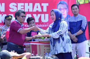 Bupati Dyah Hayuning Pratiwi menyerahkan potongan nasi tumpeng kepada Kepala Desa Sangkanayu, Ali Nursetiawan saat peringatan Hari Ulang Tahun (HUT) ke 78 Kemerdekaan Republik Indonesia yang terpusat di Obyek Wisata Si Kelip, Minggu 13 Agustus 2023. Bupati Dyah Hayuning Pratiwi menyerahkan potongan nasi tumpeng kepada Kepala Desa Sangkanayu, Ali Nursetiawan saat peringatan Hari Ulang Tahun (HUT) ke 78 Kemerdekaan Republik Indonesia yang terpusat di Obyek Wisata Si Kelip, Minggu 13 Agustus 2023.