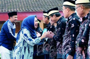 Bupati Purbalingga Dyah Hayuning Pratiwi menghadiri pengukuhan Pengurus Pimpinan Daerah Muhammadiyah (PDM) dan Pimpinan Daerah 'Aisyiyah (PDA) Kabupaten Purbalingga Periode Muktamar Ke-48 di halaman Masjid Baitussalam, Desa Bandingan, Kecamatan Kejobong, Minggu 13 Agustus 2023. Bupati Purbalingga Dyah Hayuning Pratiwi menghadiri pengukuhan Pengurus Pimpinan Daerah Muhammadiyah (PDM) dan Pimpinan Daerah 'Aisyiyah (PDA) Kabupaten Purbalingga Periode Muktamar Ke-48 di halaman Masjid Baitussalam, Desa Bandingan, Kecamatan Kejobong, Minggu 13 Agustus 2023.
