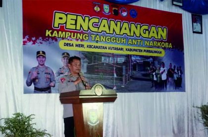 Kabag Ops AKP Tri Arjo Irianto mewakili Kapolres Purbalingga AKBP Hendra Irawan mencanangkan Kampung Tangguh Tangguh Bebas Narkoba di Aula Balai Desa Meri, Jumat 11 Agustus 2023.