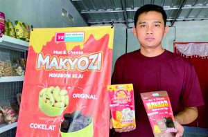 Yoga Santoso (33) warga Desa Kaligondang RT. 03 RW. 01 Kecamatan Kaligondang Kabupaten Purbalingga tak menyangka kudapan macaroni keju bisa menghasilkan cuan Rp1 juta setiap harinya. Yoga Santoso (33) warga Desa Kaligondang RT. 03 RW. 01 Kecamatan Kaligondang Kabupaten Purbalingga tak menyangka kudapan macaroni keju bisa menghasilkan cuan Rp1 juta setiap harinya.