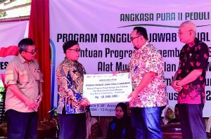 Executive General Manager Bandara JB Soedirman Purbalingga, Harry Glenardie saat menyerahkan bantuan Tanggung Jawab Sosial dan Lingkungan (TJSL) di Panggung Dipomiharjo Desa Selakambang, Kamis 10 Agustus 2023. Executive General Manager Bandara JB Soedirman Purbalingga, Harry Glenardie saat menyerahkan bantuan Tanggung Jawab Sosial dan Lingkungan (TJSL) di Panggung Dipomiharjo Desa Selakambang, Kamis 10 Agustus 2023.