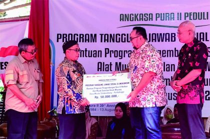 Executive General Manager Bandara JB Soedirman Purbalingga, Harry Glenardie saat menyerahkan bantuan Tanggung Jawab Sosial dan Lingkungan (TJSL) di Panggung Dipomiharjo Desa Selakambang, Kamis 10 Agustus 2023.