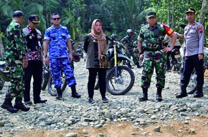 Bupati Purbalingga Dyah Hayuning Pratiwi (Tiwi) bersama Dandim 0702/Purbalingga, Danlanud Purbalingga dan jajaran forkopimda lainnya meninjau secara langsung hasil dari TMMD Sengkuyung Tahap 2, Kamis 10 Agustus 2023.